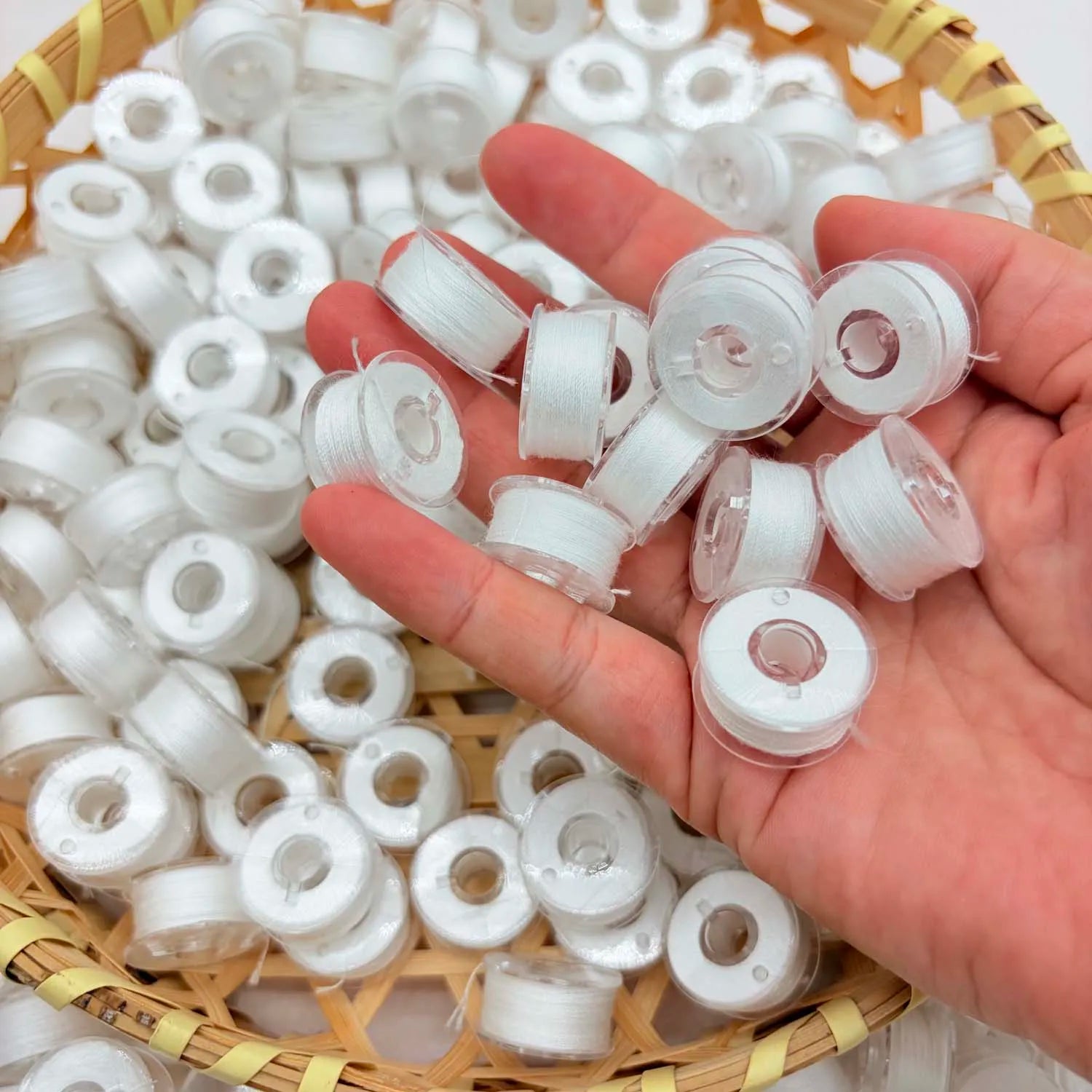 Plastic Sewing Machine Bobbins – Black & White Thread 10/30 Pack Sewing Machine Bobbins Zpaxo 30pcs white