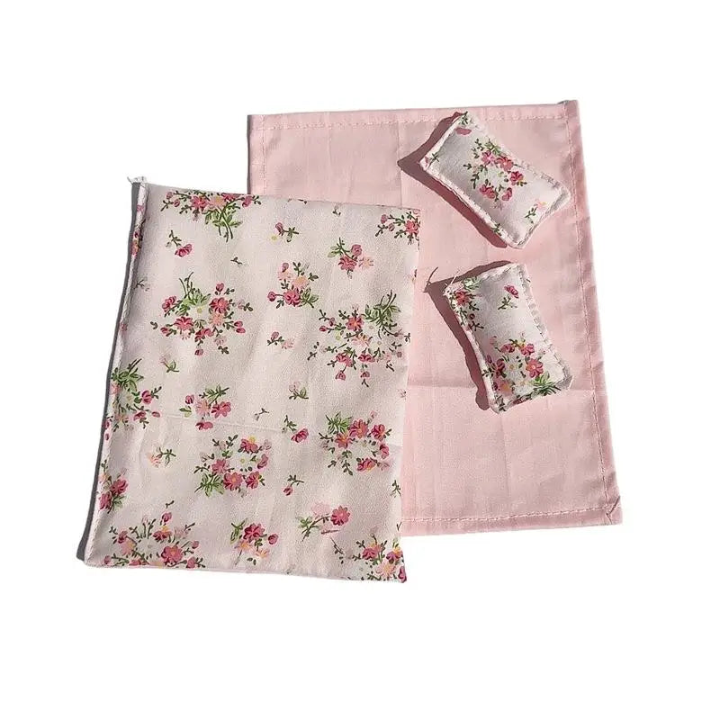 ▶1/12 Dollhouse Miniature Bed Four Piece Bed Set Bed Sheet Quilt Pillow Quilt Cover Bedding Set Doll Bedroom Decoration Toy Zpaxo Pink