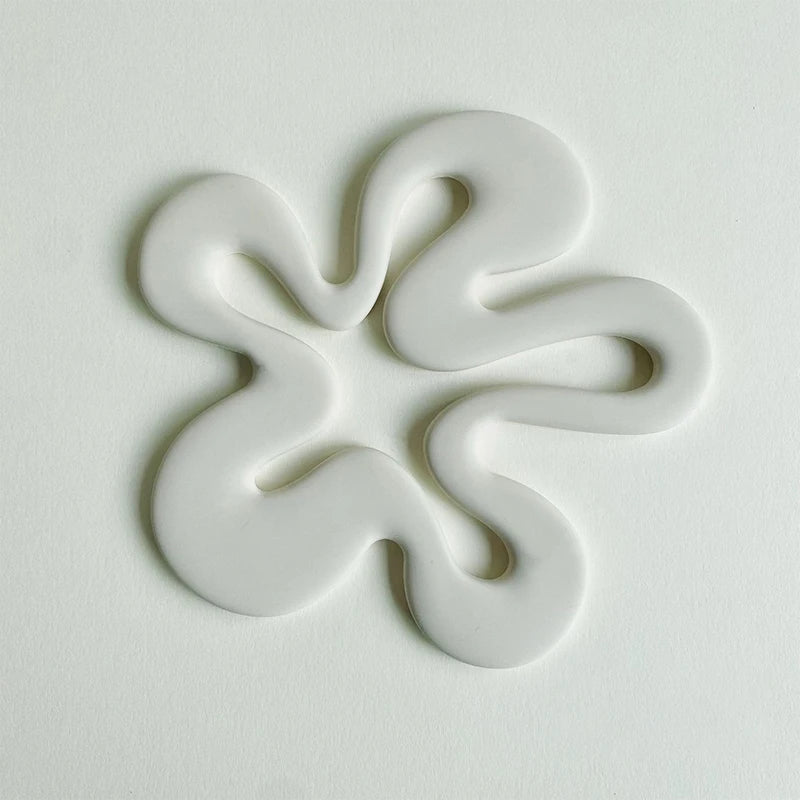1Pcs Irregular Flower Shape Coasters Skid Insulation Cup Mat Antiskid Pat Reusable Kitchen Dishes Accessories Table Protector Zpaxo White as pic