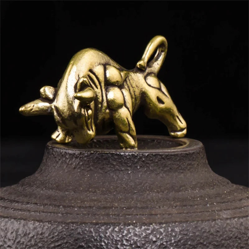 Home Office Desk Decorative Ornament Mini Retro Brass Wall Street Bull Statue Sculpture Hand Toy Gift Keychain Ornament Zpaxo