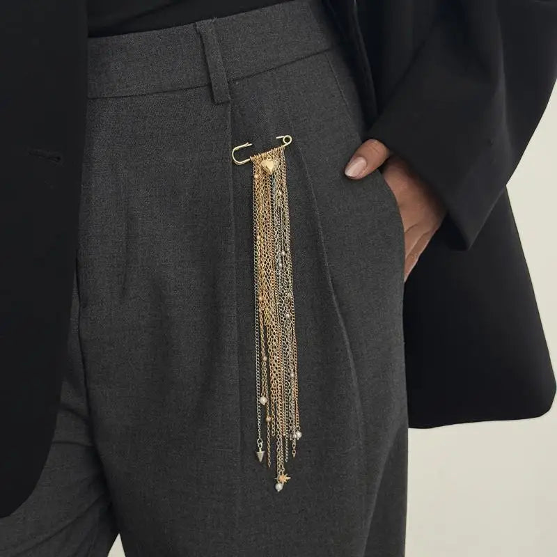 Vintage Tassel Chain Brooch – Metal Heart Pendant Suit Pin