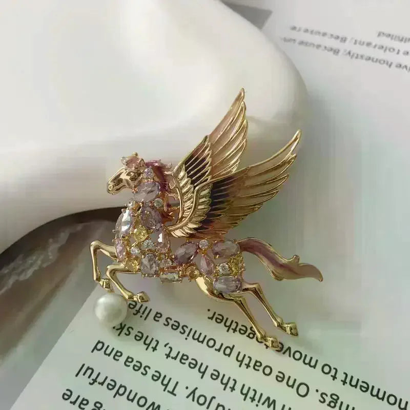 Light Luxury Crystal Wing Horse Brooches Women Fashiona Sweater Coat Zpaxo