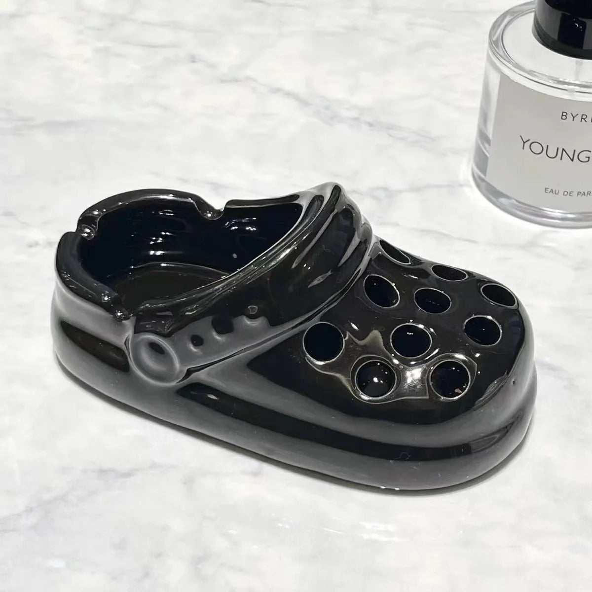 Hole Shoes Ashtray Funny Cute Anti Fly Ash Home Living Room Funny Ashtray Ceramic Office Creative Ornaments Home Decorations Zpaxo Black slippers