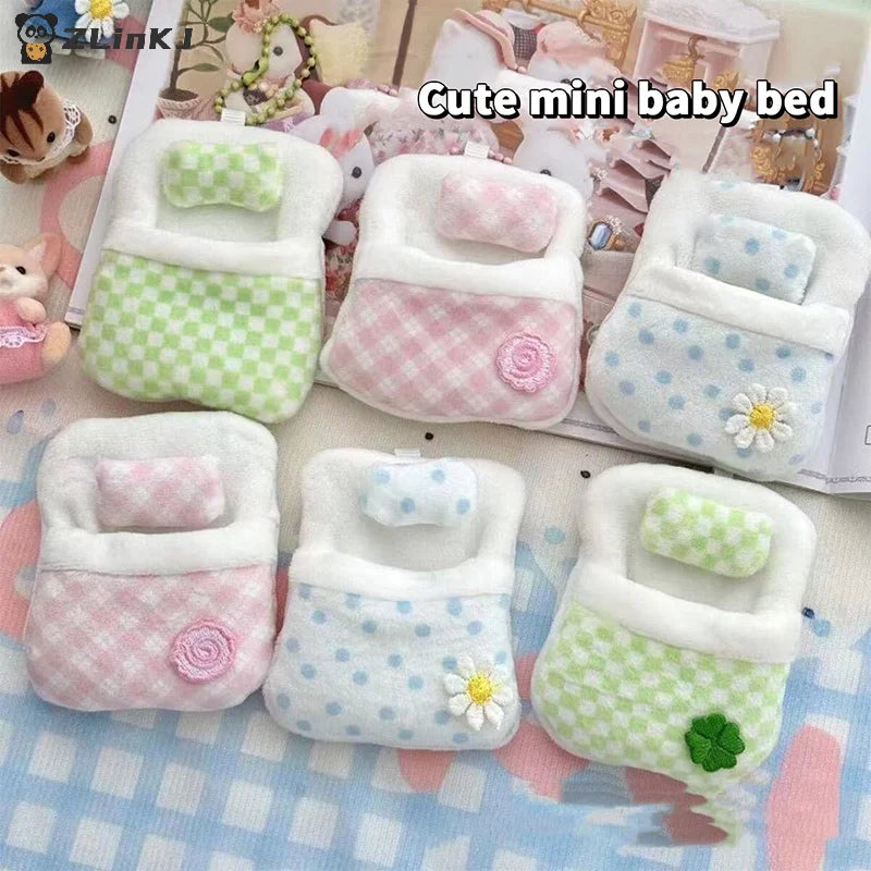 ▶1Pcs Cute Plush Four-leaf Clover Doll Bed 8*6*1CM Soft Sleeping Bag Mini Doll Room Decoration Furniture Doll Accessories Zpaxo