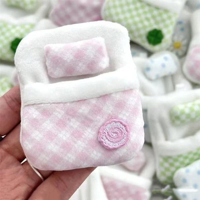 ▶1Pcs Cute Plush Four-leaf Clover Doll Bed 8*6*1CM Soft Sleeping Bag Mini Doll Room Decoration Furniture Doll Accessories Zpaxo pink