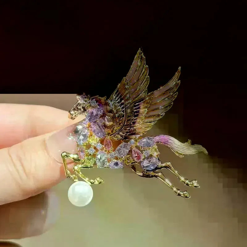 Light Luxury Crystal Wing Horse Brooches Women Fashiona Sweater Coat Zpaxo