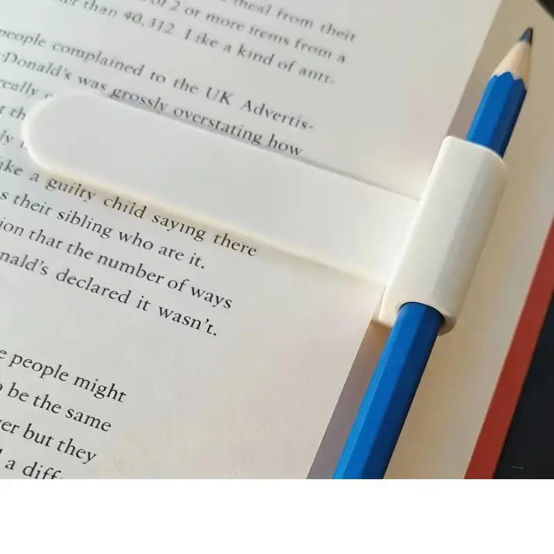 2pcs random Wooden Pencil Bookmark & Pen Holder – Plastic Clip Marks Pages, Convenient for Reading Journaling Zpaxo