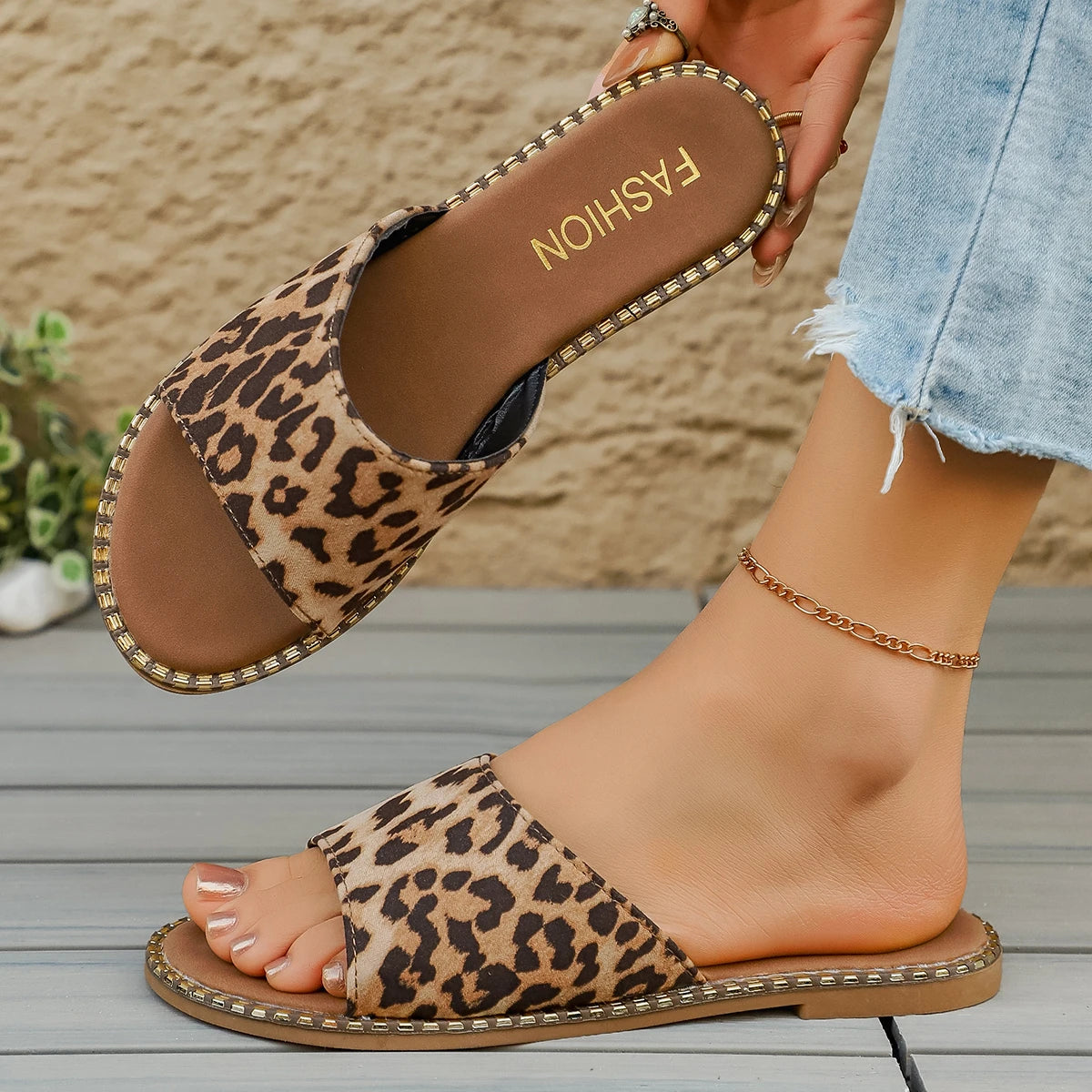 Women Slippers 2025 New Fashion Outdoor Slippers Leopard Pattern Toe Post Shoes Women Beach Lightweight Sandals Slides Women Zpaxo