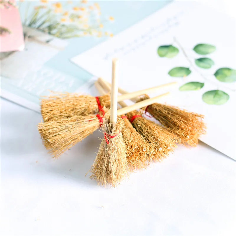 1/3/6pcs Mini Broom Witch Straw Brooms DIY Hanging Ornaments for Halloween Party Decoration Costume Props Dollhouse Accessories Zpaxo