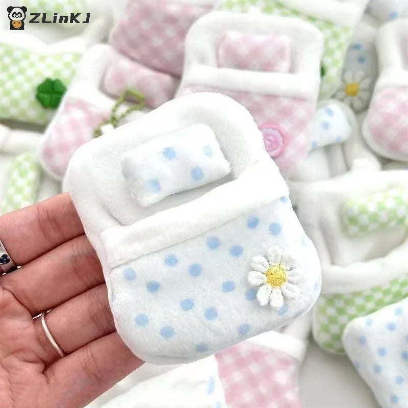 ▶1Pcs Cute Plush Four-leaf Clover Doll Bed 8*6*1CM Soft Sleeping Bag Mini Doll Room Decoration Furniture Doll Accessories Zpaxo