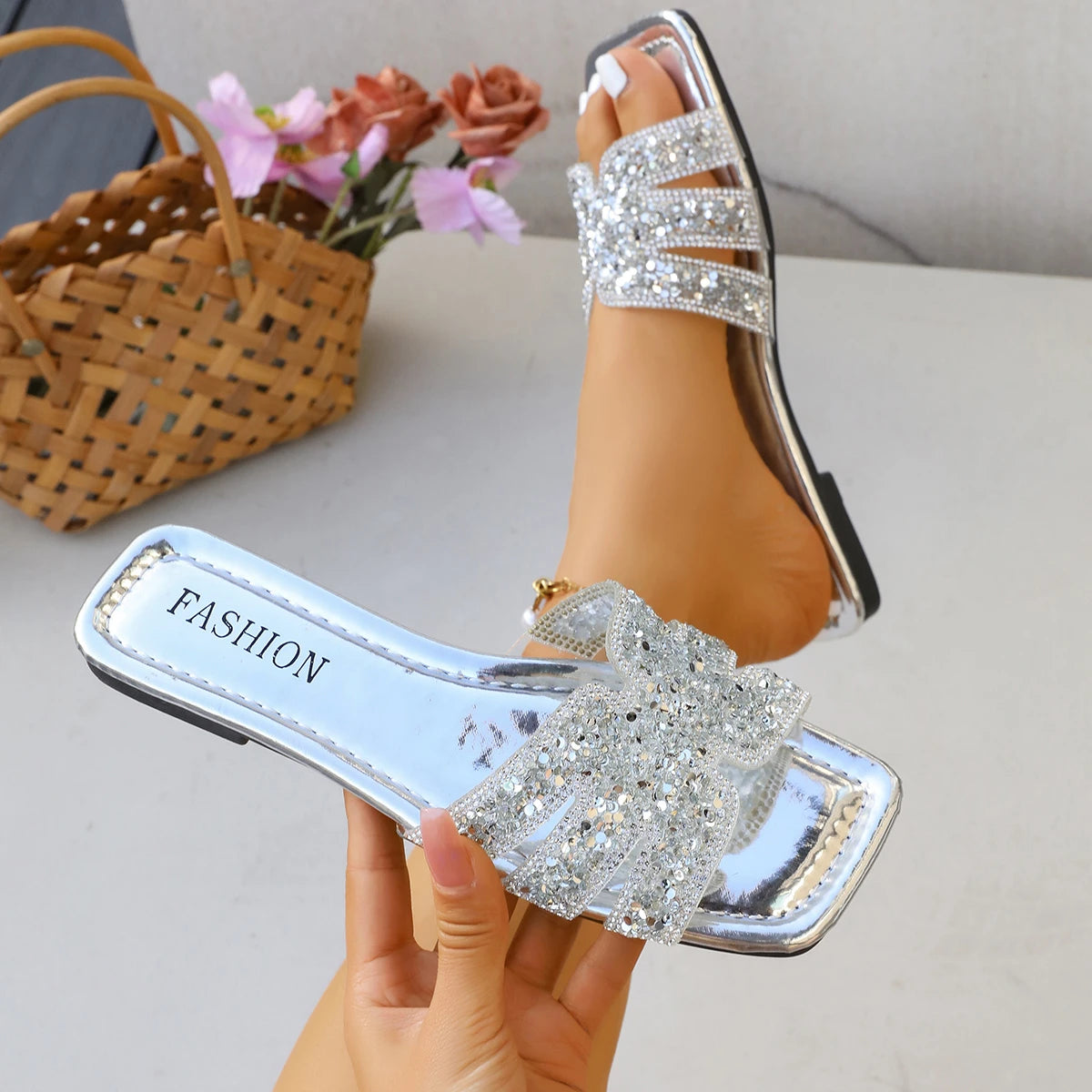 2025 Women Slippers Designer Shiny Crystal Summer Square Toe Flat Zpaxo