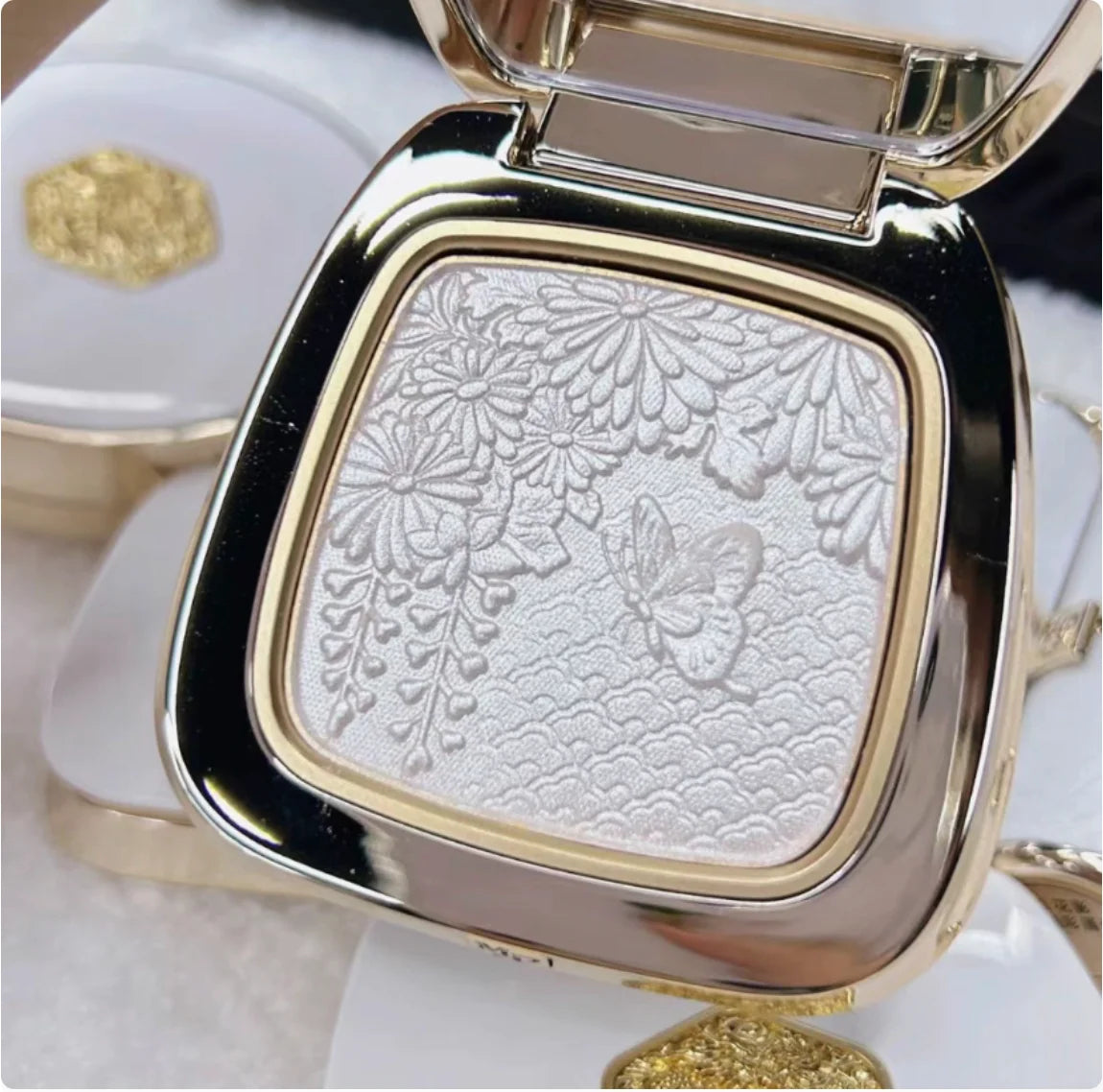 MAOGEPING Butterfly Flowers Highlighter Pressed Powder Palette 3D Zpaxo