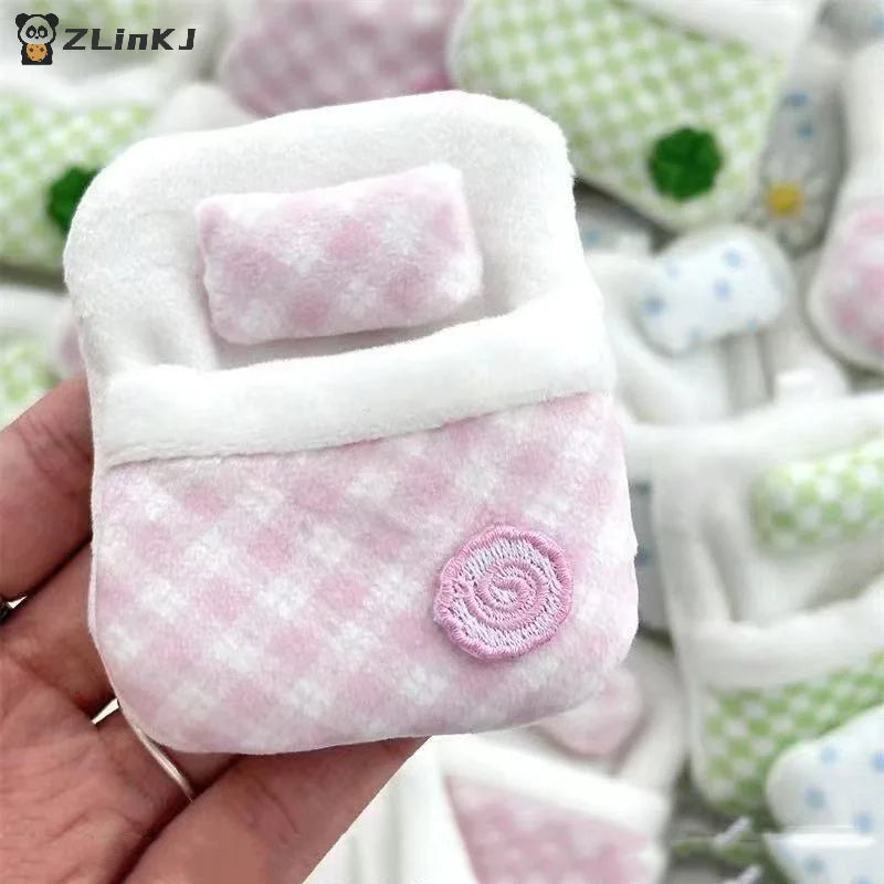 ▶1Pcs Cute Plush Four-leaf Clover Doll Bed 8*6*1CM Soft Sleeping Bag Mini Doll Room Decoration Furniture Doll Accessories Zpaxo