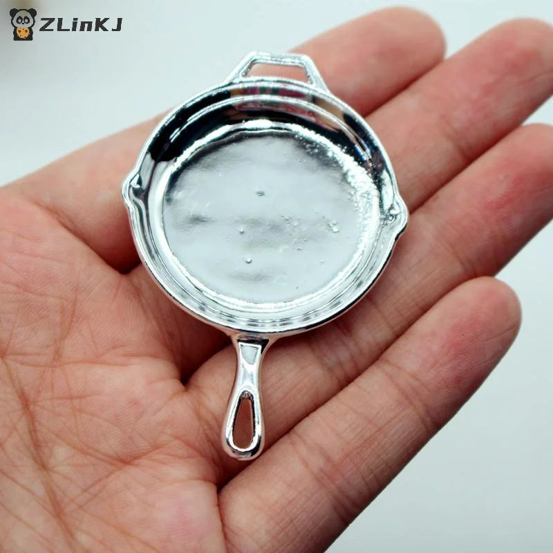 ▶1Pcs Dollhouse Mini Alloy Pan Model Simulation Miniature Ornament Toys Scene Decoration Doll House Accessories Zpaxo