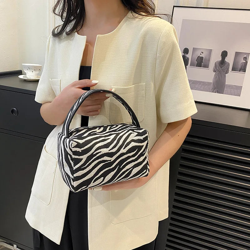 2026 Fashion Makeup Bag Panther Pattern Handbag, Casual Toilet Bag, Women's Bag, Portable Large Capacity Storage Bag Zpaxo