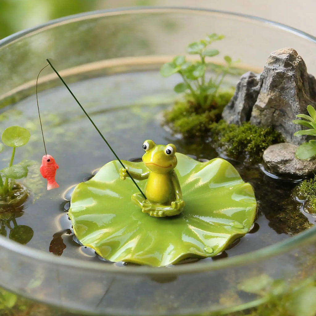 Pond Decor Waterproof Cute Realistic Frog Fishing Design Statue with Lily Pad Floating Pond Accessories for Garden Yard Patio Zpaxo