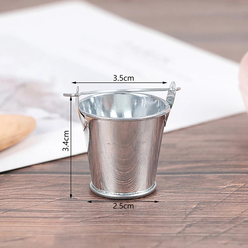▶1Pcs Mini Iron Bucket Model Miniature Dollhouse Decorations Children Beach Small Bucket Toy Zpaxo 3.5x3cm