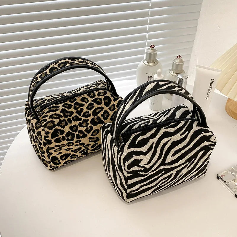 2026 Fashion Makeup Bag Panther Pattern Handbag, Casual Toilet Bag, Women's Bag, Portable Large Capacity Storage Bag Zpaxo