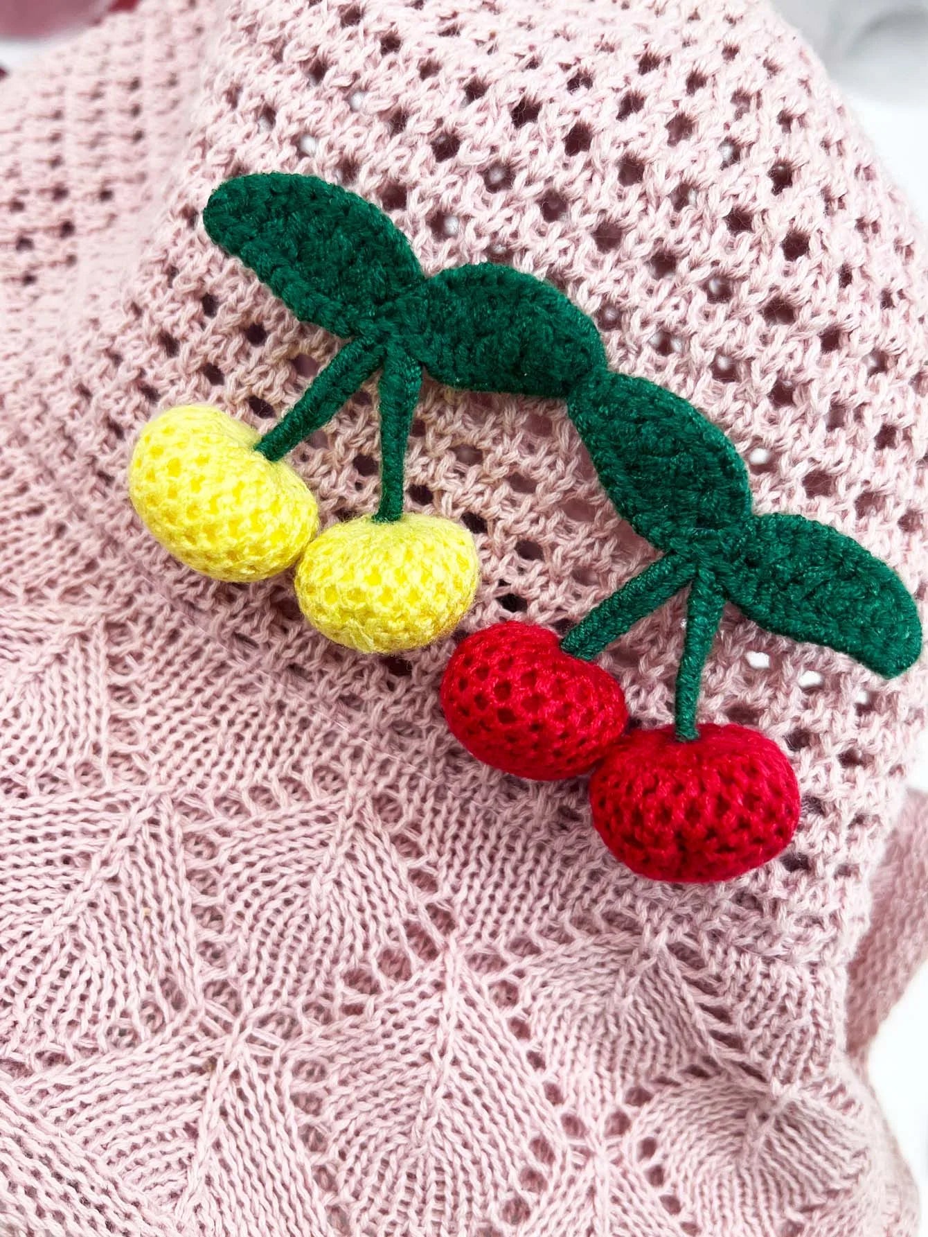 1PC Knitting Red Pink Yellow Cherry Brooch Hook Weaving Ornaments Fruit Chest Flower Cute Bag Clothing Pendant Decorations DIY Zpaxo