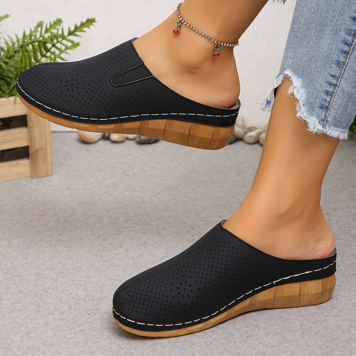 2026 Women Slippers Outdoor Leisure Beach Shoes Platform Mules