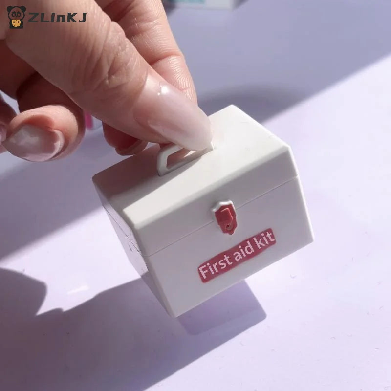 ▶1/12 Dollhouse Miniature Simulation Medicine Box Emergency Case Model Toy Dollhouse Living Room Decoration Micro Scene Ornament Zpaxo