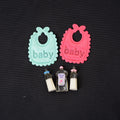 ▶5Pcs/set 1:12 Dolls House Miniature Baby Bottles Shampoo Bibs Set Nursery Accessory Gift Zpaxo 5Pcs
