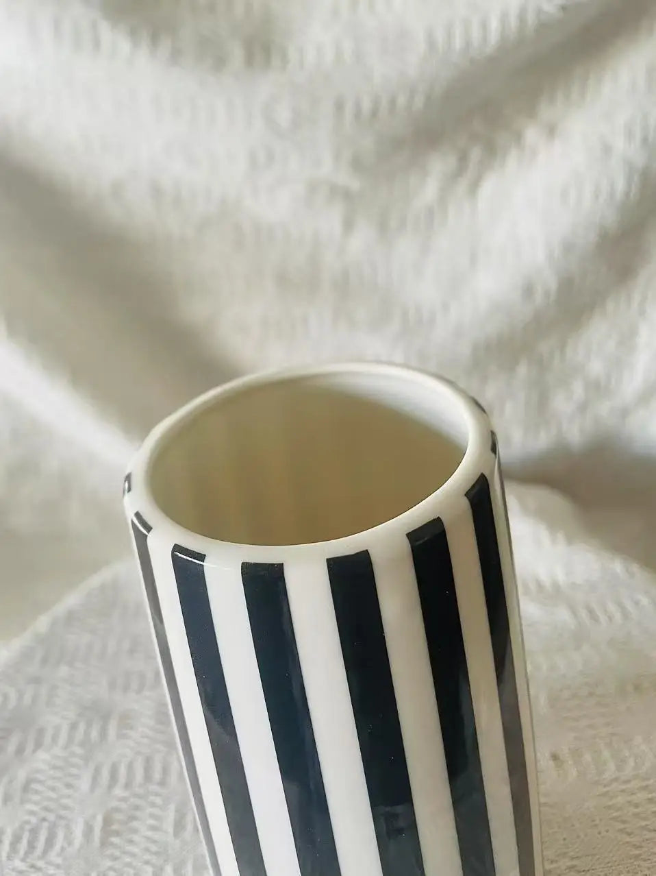 Simple European style high aesthetic ceramic vase black and white striped vase home and living room decoration vase Zpaxo