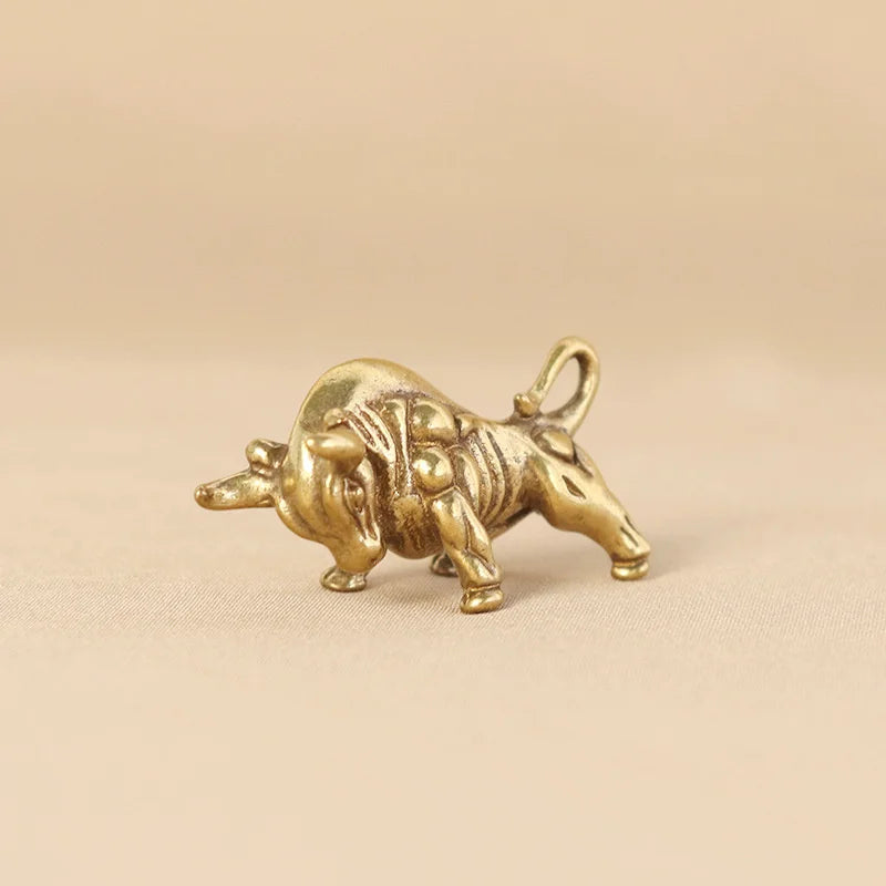 Home Office Desk Decorative Ornament Mini Retro Brass Wall Street Bull Statue Sculpture Hand Toy Gift Keychain Ornament Zpaxo