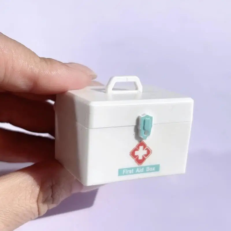▶1/12 Dollhouse Miniature Simulation Medicine Box Emergency Case Model Toy Dollhouse Living Room Decoration Micro Scene Ornament Zpaxo A4