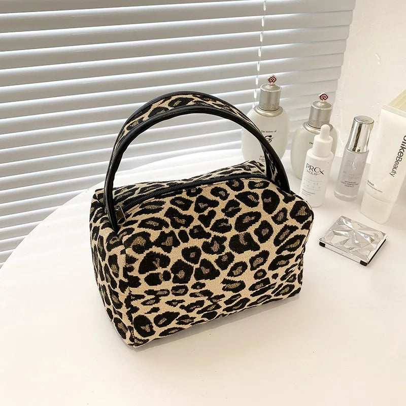 2026 Fashion Makeup Bag Panther Pattern Handbag, Casual Toilet Bag, Women's Bag, Portable Large Capacity Storage Bag Zpaxo leopard print