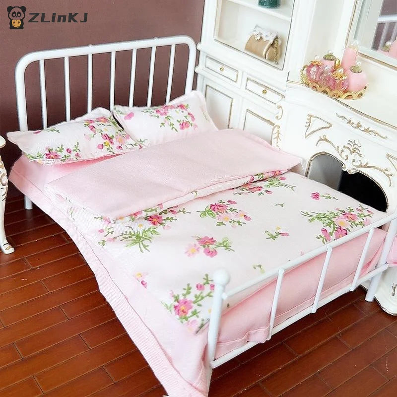 ▶1/12 Dollhouse Miniature Bed Four Piece Bed Set Bed Sheet Quilt Pillow Quilt Cover Bedding Set Doll Bedroom Decoration Toy Zpaxo