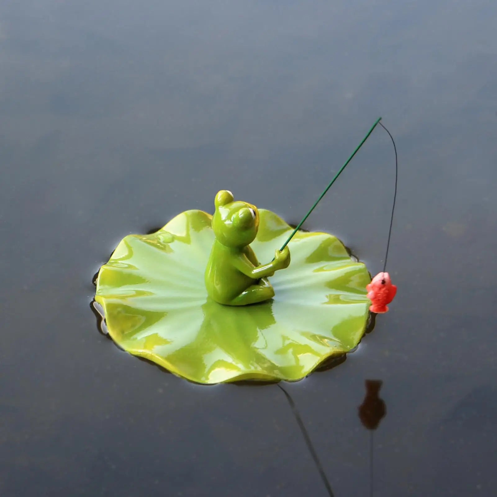 Pond Decor Waterproof Cute Realistic Frog Fishing Design Statue with Lily Pad Floating Pond Accessories for Garden Yard Patio Zpaxo