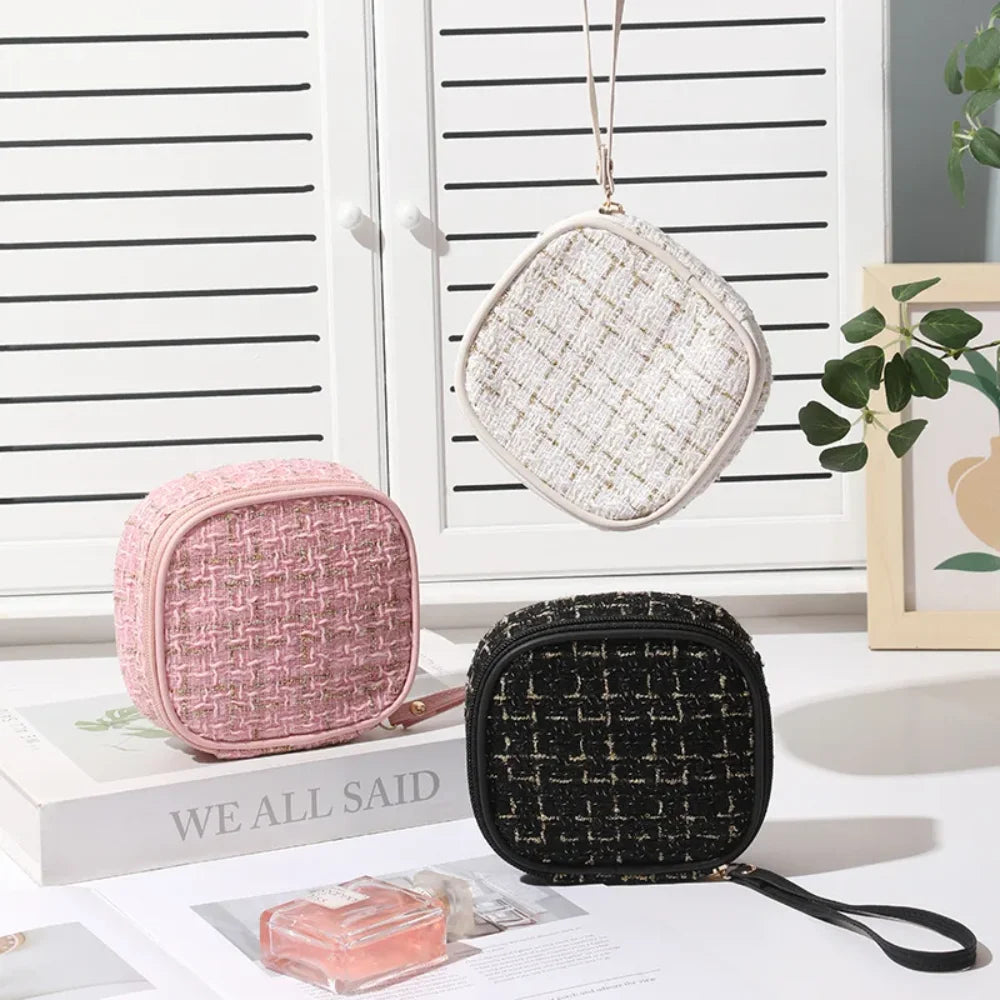 Mini Woven Makeup Bag – Portable Cosmetic Pouch with Zipper, Compact Organizer for Lipstick Keys Coins, Travel & Daily Use Zpaxo