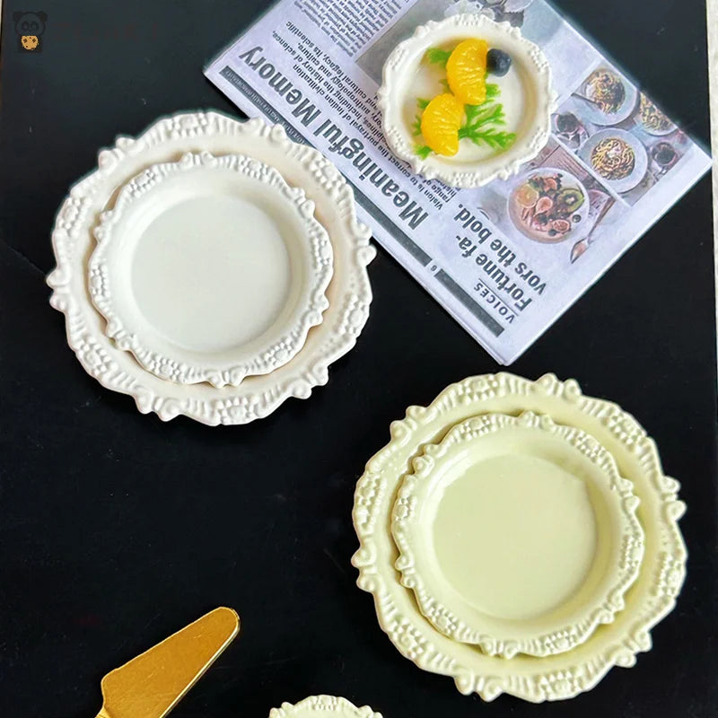 ▶3Pcs Miniature Dollhouse Pastry Plate Mini Retro Carving Tray Kitchen Food Disc Toy For 1/6 1/12 Scale Doll House Accessories Zpaxo