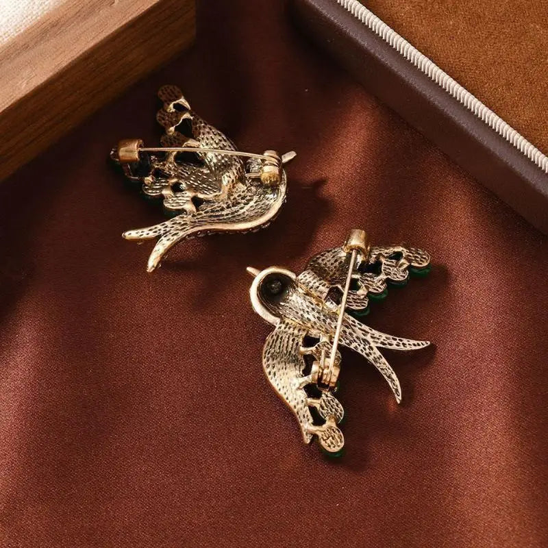 Emerald Green Swallow Brooches Men Women Retro Flying Bird Lapel Zpaxo
