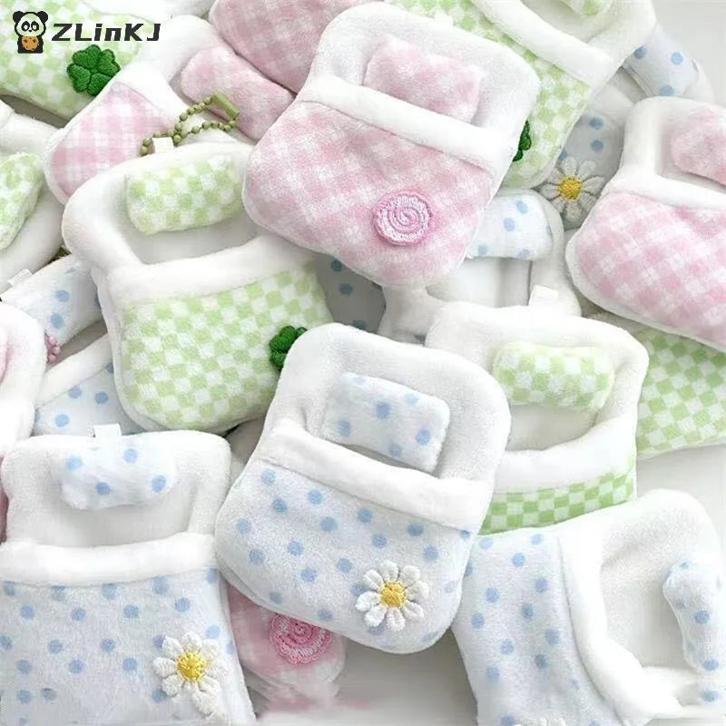 ▶1Pcs Cute Plush Four-leaf Clover Doll Bed 8*6*1CM Soft Sleeping Bag Mini Doll Room Decoration Furniture Doll Accessories Zpaxo