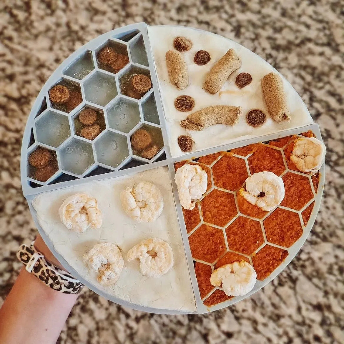 Honeycomb pet slow food bowl pet utensil slow food pad dog suction cup silicone licking pad anti choking slow dog licking pad Zpaxo