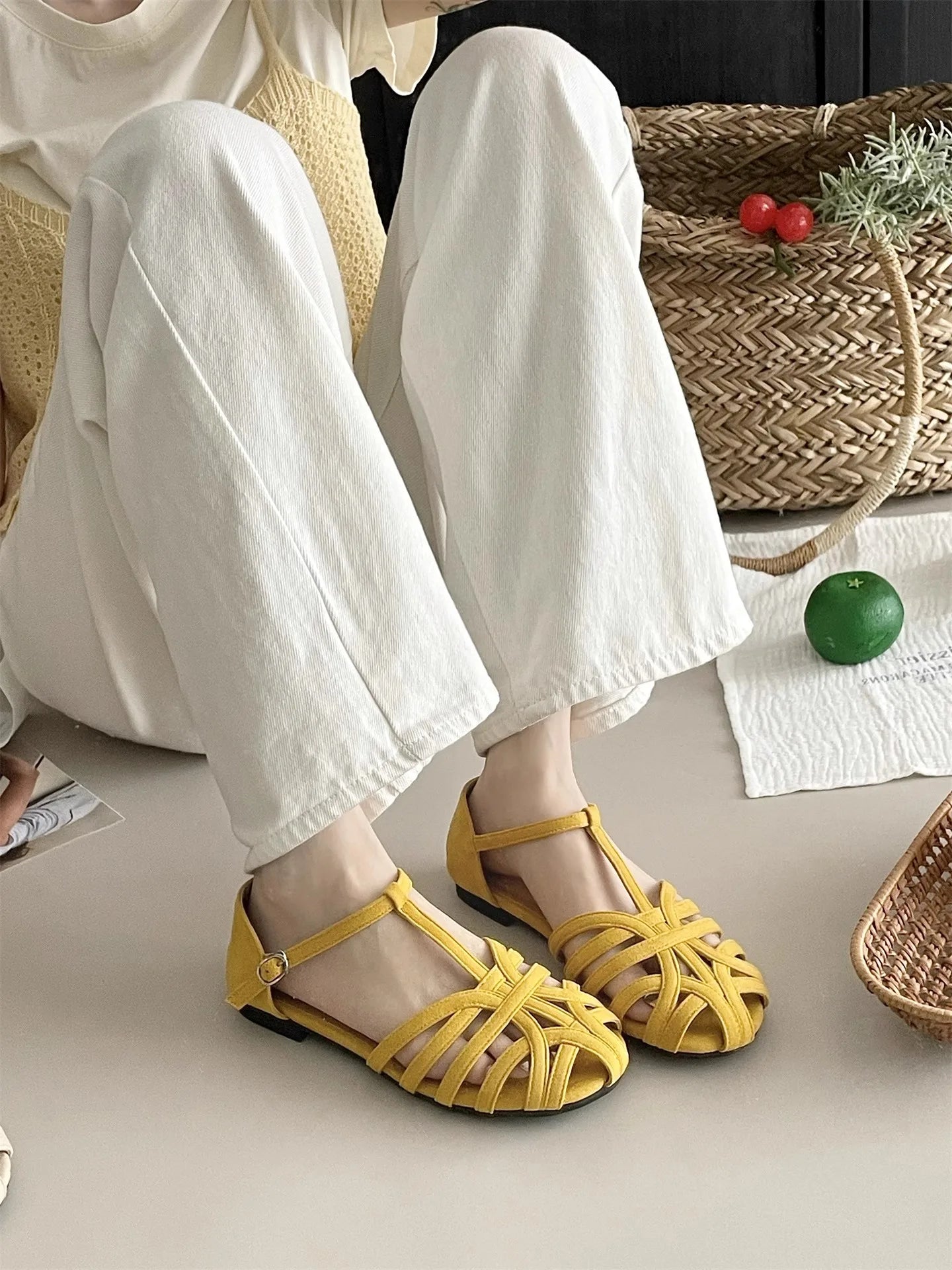2025 Summer Fashion Weaving Hollow Flat Bottom Baotou Comfortable