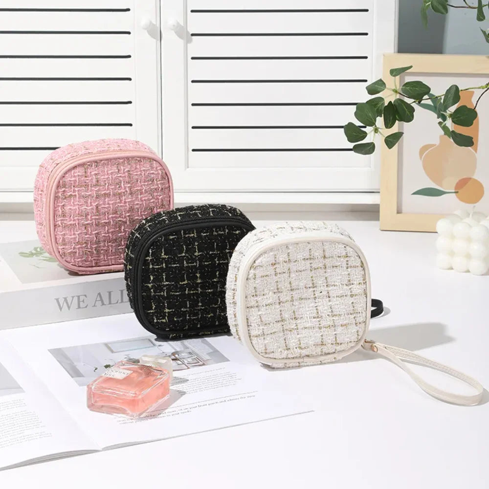 Mini Woven Makeup Bag – Portable Cosmetic Pouch with Zipper, Compact Organizer for Lipstick Keys Coins, Travel & Daily Use Zpaxo